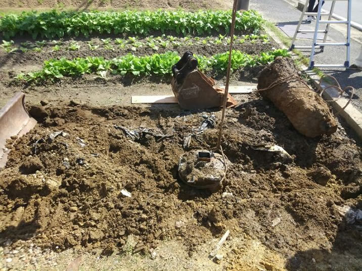 看板支柱の基礎撤去中
