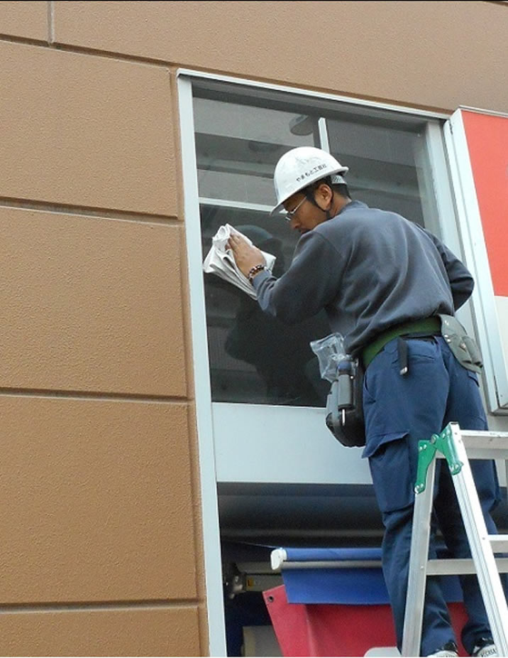 店舗のガラスシート剥がし