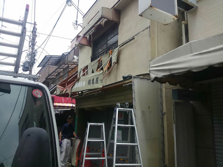 テント生地を剥がしながら鉄骨も撤去中